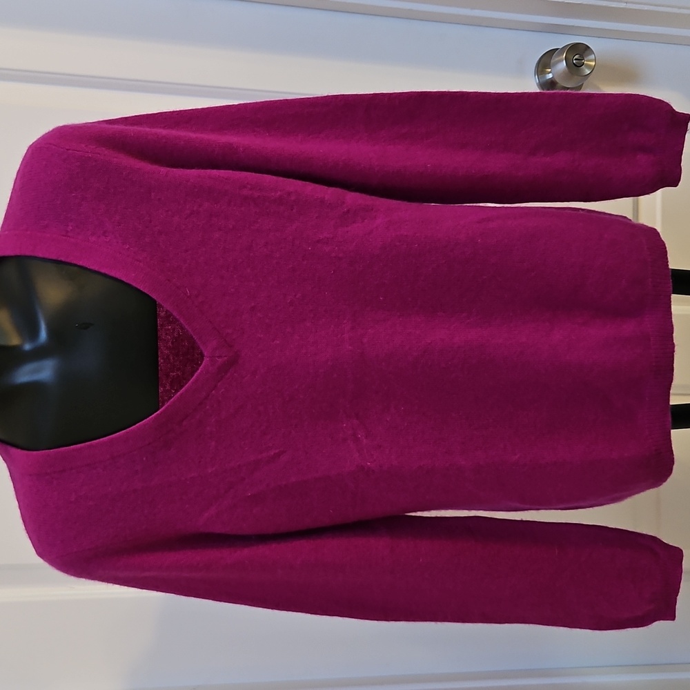 ANN TAYLOR - CASHMERE Magenta V-Neck Sweater - LP